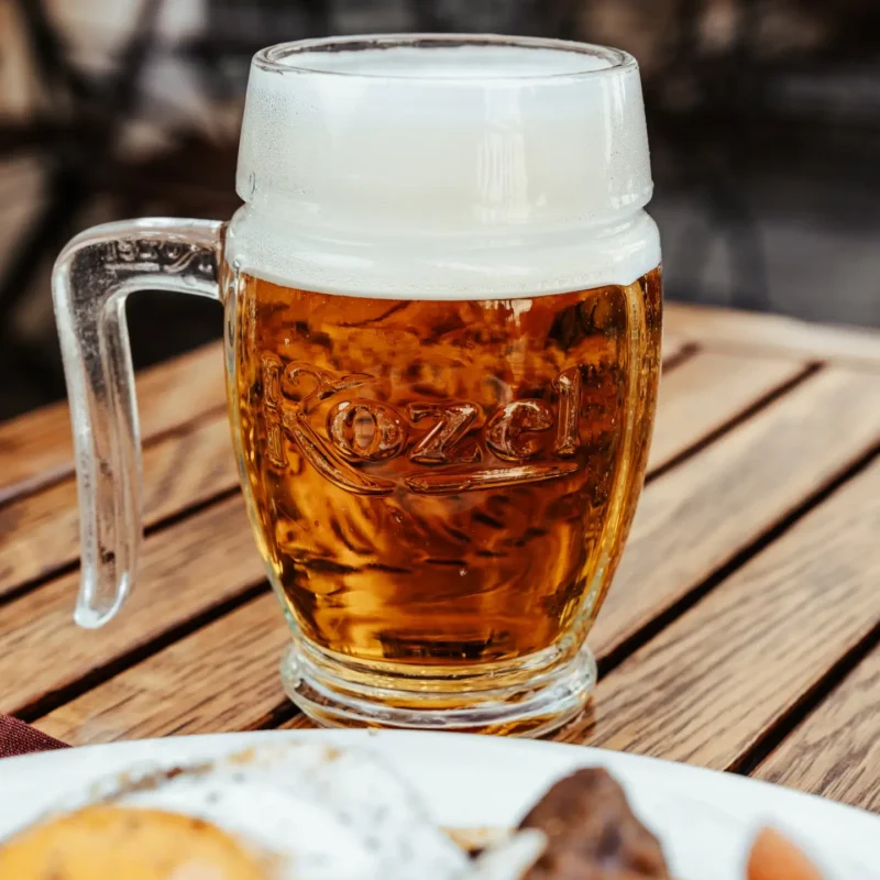 Bier im Schanigarten Plutzer Bräu