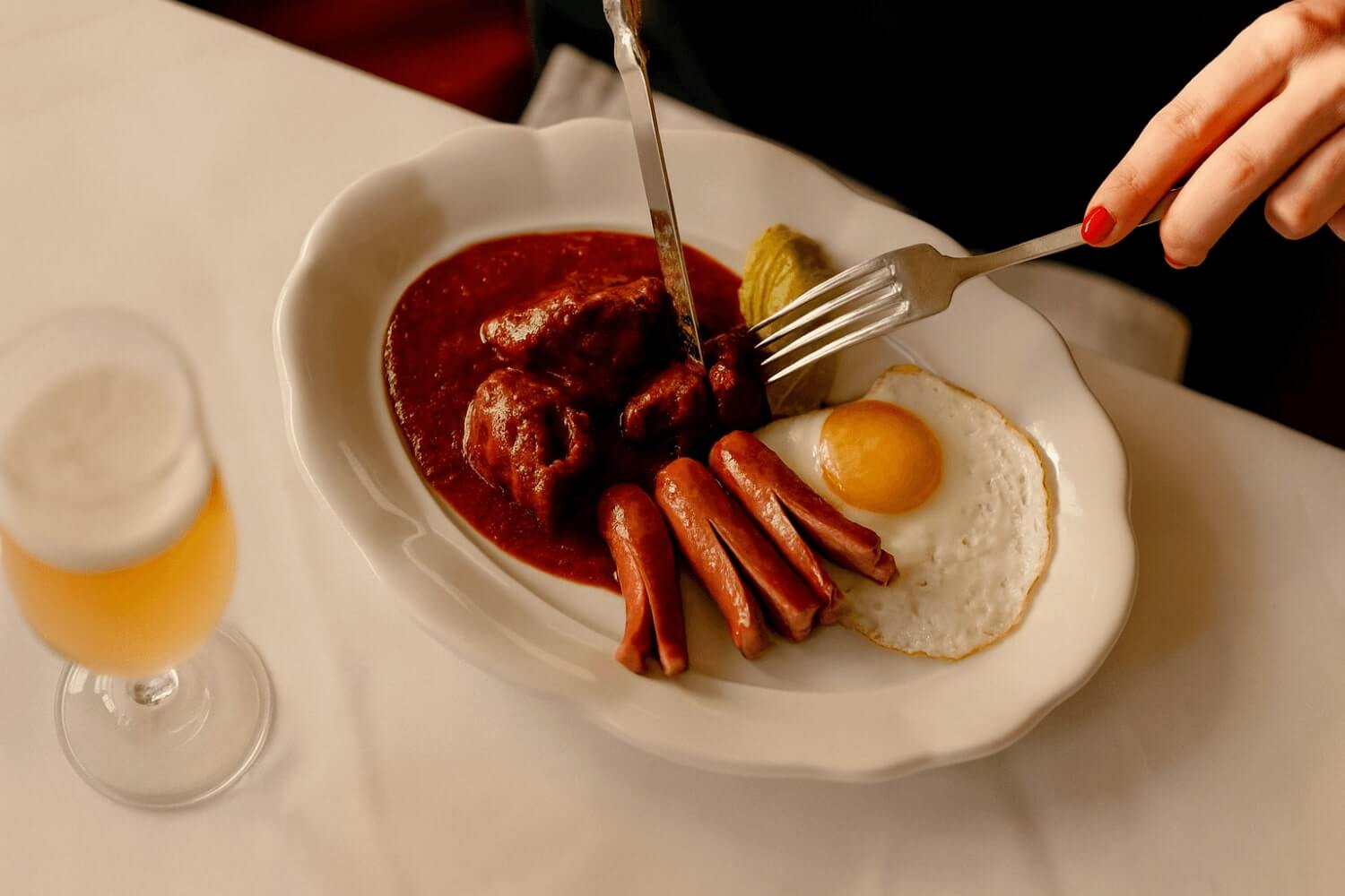 Fiakergulasch mit Serviettenknödel im Plutzer Bräu am Spittelberg in Wien