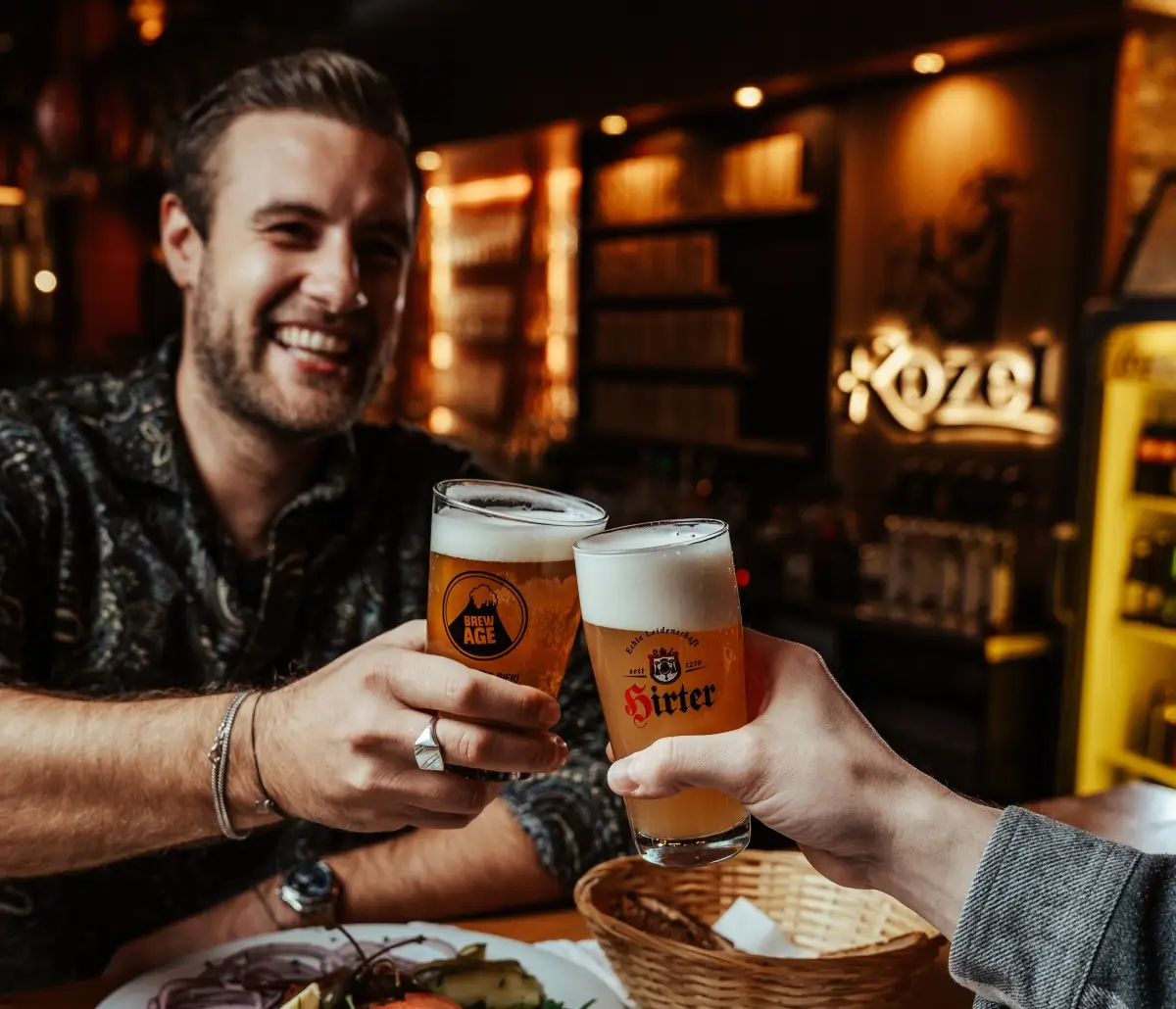 Geburtstag feiern im Plutzer Bräu Anstoßen mit Freunden