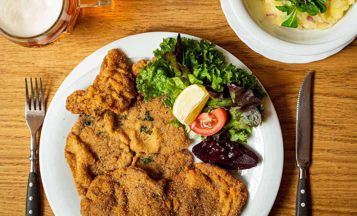 Original Wiener Schnitzel mit Salat Plutzer Braeu