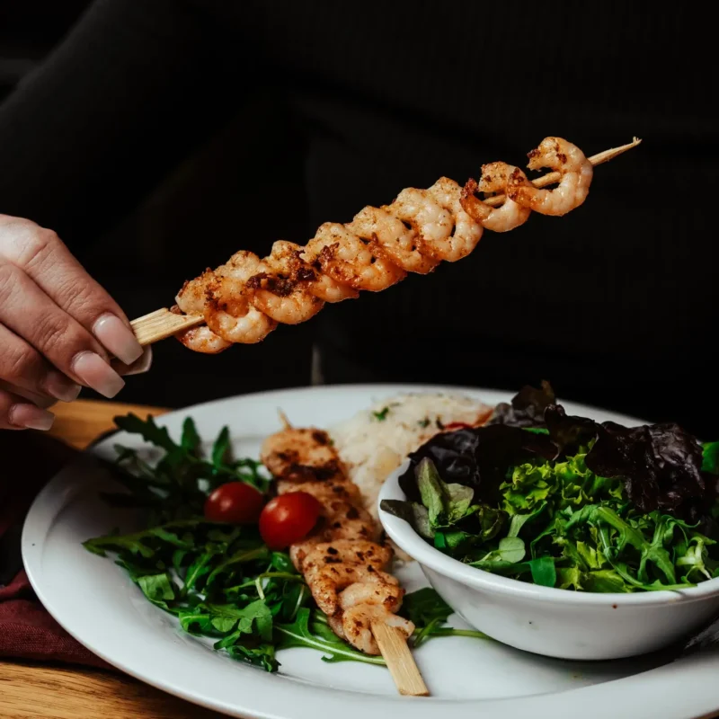 Salat mit Garnelen im Schanigarten Plutzer Bräu