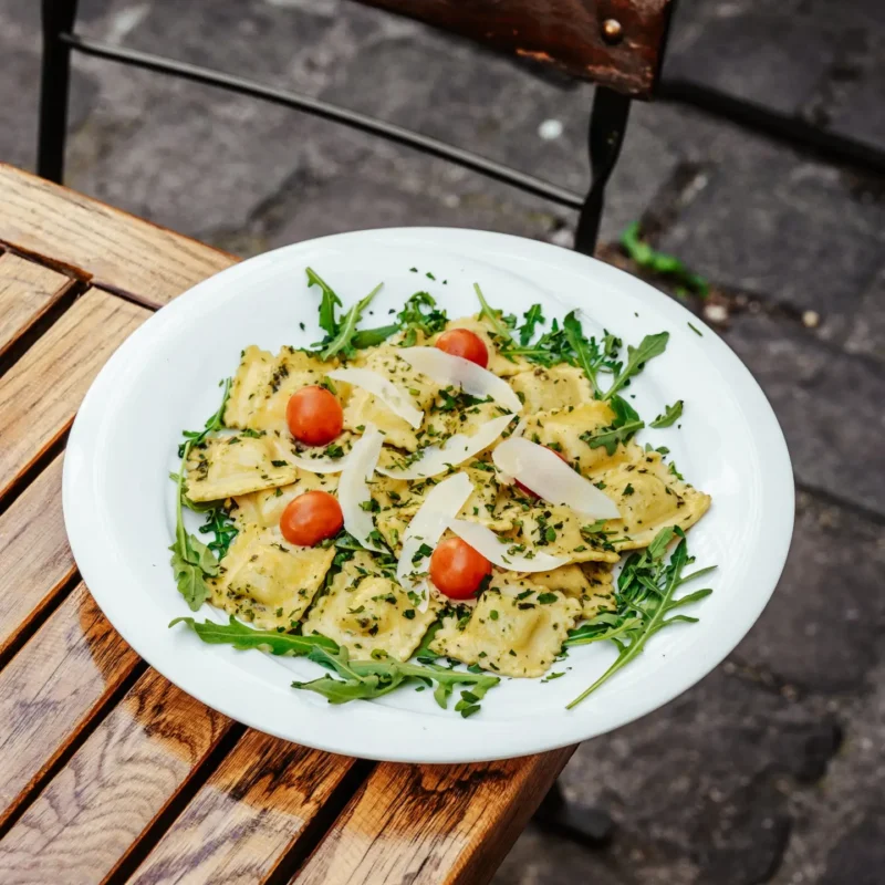 Spargel Ravioli im Schanigarten Plutzer Bräu