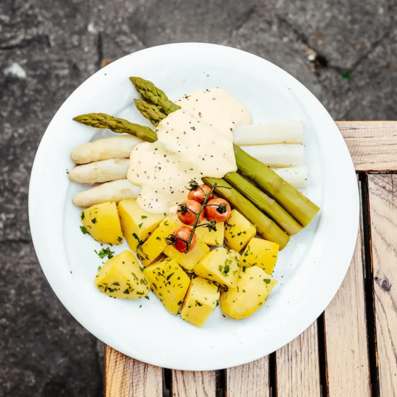 Weiße und Grüne Spargelspitzen im Schanigarten Plutzer Bräu
