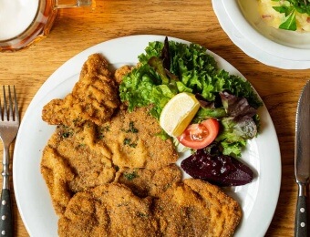 Welches Bier Plutzer Braeu Wiener Schnitzel mit Salat